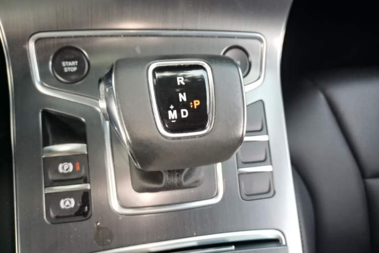 Used Hongqi H5 2022 Classic Model Facelift 1.5T DCT Qiyun Edition Gear Lever
