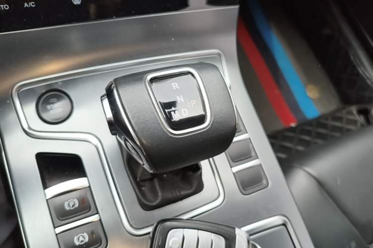 Used Hongqi H5 2022 Classic Model Facelift 1.8T Automatic Smart Connect Flagship Edition Gear Lever