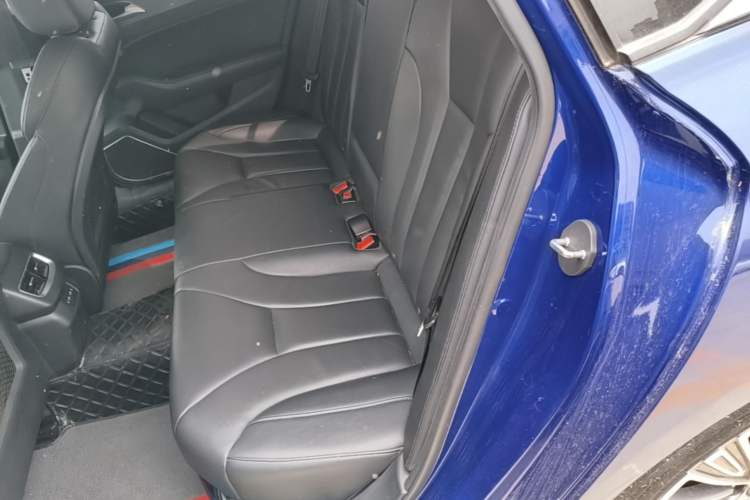 Used Hongqi H5 2022 Classic Model Facelift 1.8T Automatic Smart Connect Flagship Edition Left Rear Seat