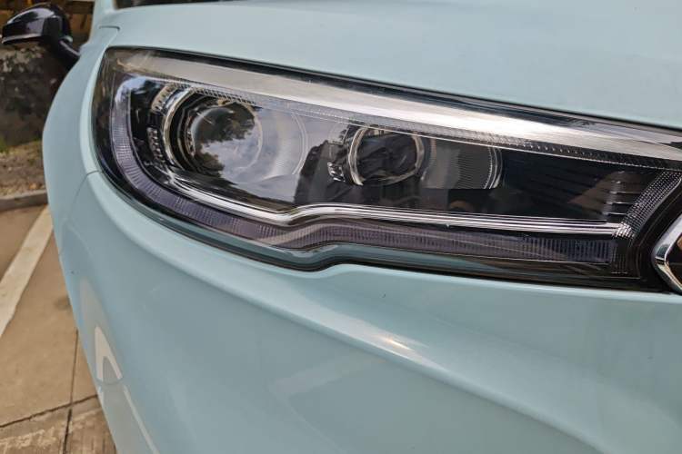 Used Hongqi H5 2022 Classic Model 1.8T Automatic Smart Connect Flagship Edition Right Front Headlight