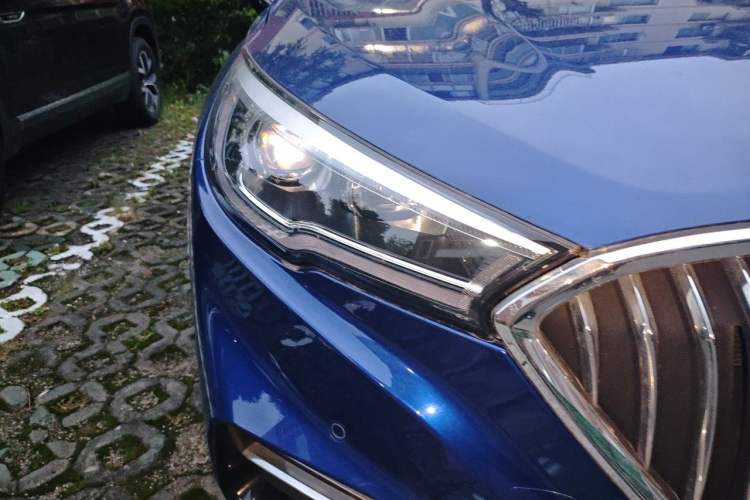 Used Hongqi H5 2022 Classic Model 1.8T Automatic Smart Connect Flagship Edition Right Front Headlight