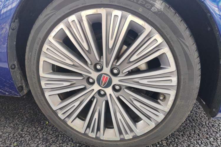 Used Hongqi H5 2022 Classic Model Facelift 1.8T Automatic Smart Connect Flagship Edition Right Front Wheel Hub