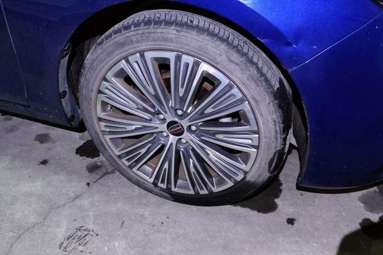 Used Hongqi H5 2022 Classic Model Facelift 1.8T Automatic Smart Connect Flagship Edition Right Front Wheel Hub