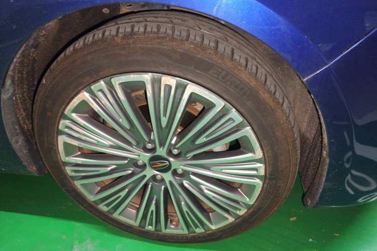Used Hongqi H5 2022 Classic Model Facelift 1.8T Automatic Smart Connect Flagship Edition Right Front Wheel Hub