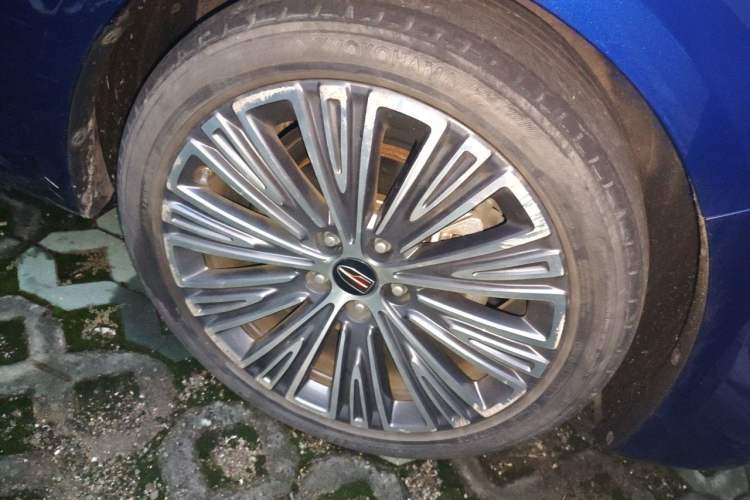 Used Hongqi H5 2022 Classic Model 1.8T Automatic Smart Connect Flagship Edition Right Front Wheel Hub