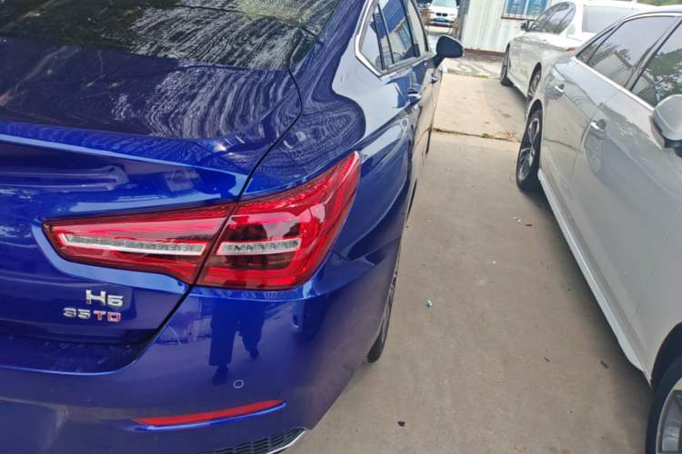 Used Hongqi H5 2022 Classic Model 1.8T Automatic Smart Connect Flagship Edition Right Rear Taillight