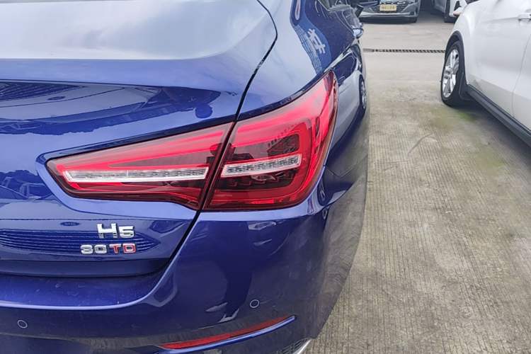 Used Hongqi H5 2022 Classic Model Facelift 1.5T DCT Qiyun Edition Right Rear Taillight