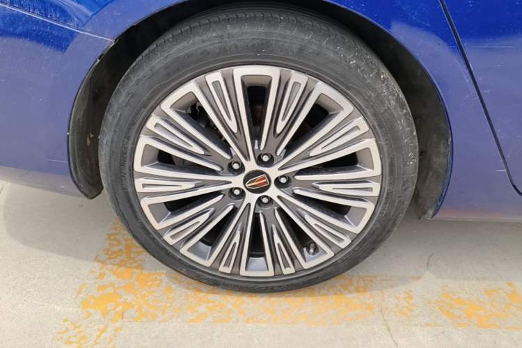 Used Hongqi H5 2022 Classic Model Facelift 1.8T Automatic Smart Connect Flagship Edition Right Rear Wheel Hub