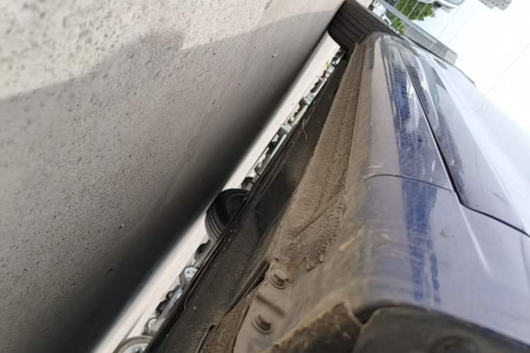 Used Hongqi H5 2022 Classic Model Facelift 1.8T Automatic Smart Connect Flagship Edition Right Side Sill