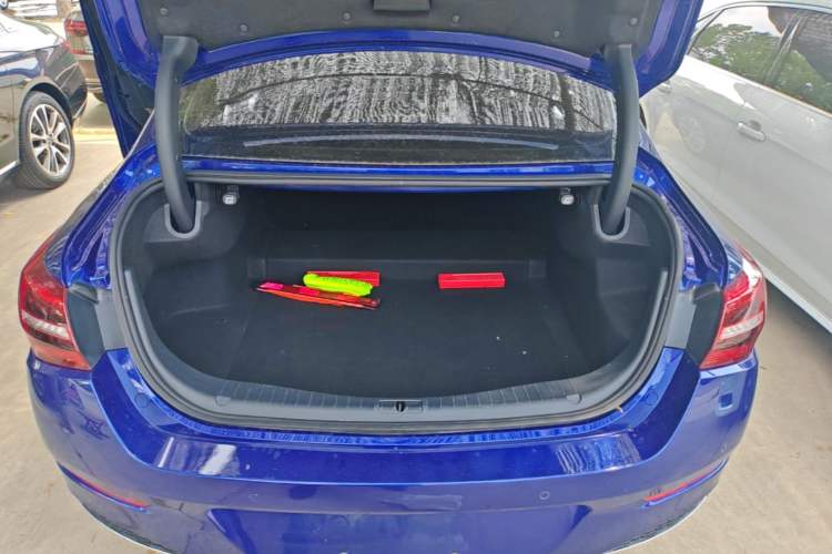 Used Hongqi H5 2022 Classic Model 1.8T Automatic Smart Connect Flagship Edition Trunk