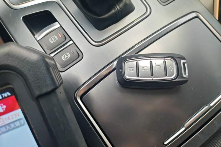 Used Hongqi H5 2022 Classic Model 1.8T Automatic Smart Connect Flagship Edition Vehicle Key