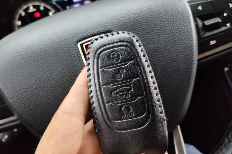 Used Hongqi H5 2022 Classic Model Facelift 1.8T Automatic Smart Connect Flagship Edition Vehicle Key
