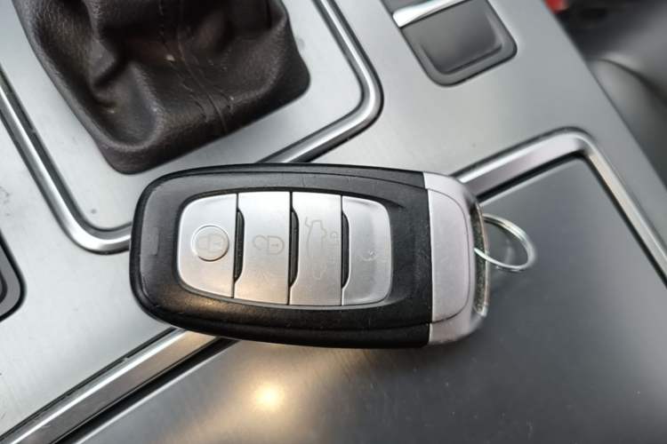 Used Hongqi H5 2022 Classic Model Facelift 1.8T Automatic Smart Connect Flagship Edition Vehicle Key