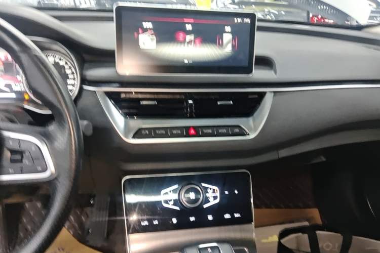 Used Hongqi H5 2022 Classic Model Facelift 1.5T DCT Qiyun Edition Audio And AC Panel