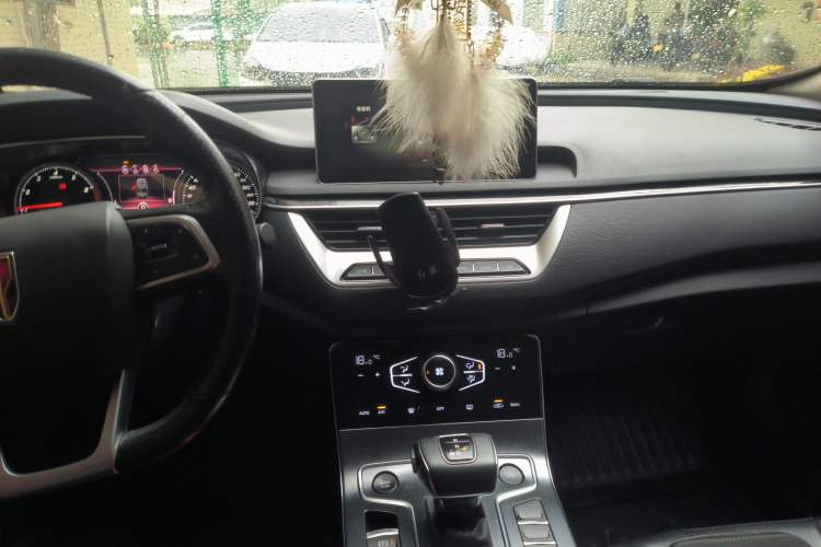 Used Hongqi H5 2022 Classic Model 1.5T DCT Flagship Edition Audio And AC Panel
