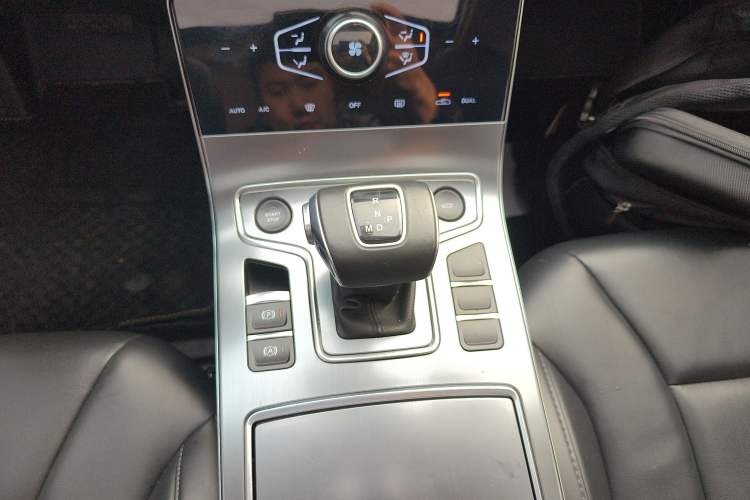 Used Hongqi H5 2022 Classic Model Facelift 1.5T DCT Qiyun Edition Gear Lever