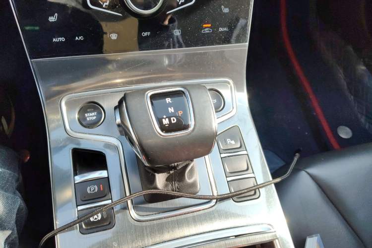 Used Hongqi H5 2022 Classic Model Facelift 1.8T Automatic Smart Connect Flagship Edition Gear Lever