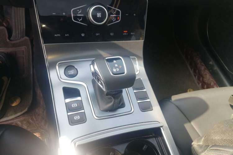 Used Hongqi H5 2022 Classic Model Facelift 1.5T DCT Qiyun Edition Gear Lever