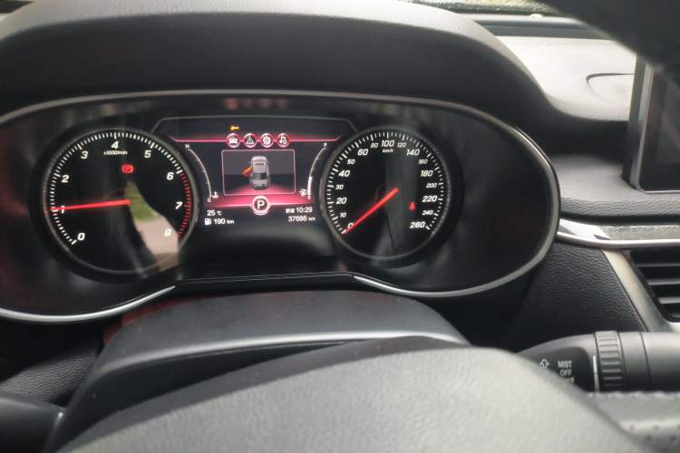 Used Hongqi H5 2022 Classic Model 1.5T DCT Flagship Edition Odometer Close Up