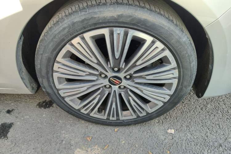 Used Hongqi H5 2022 Classic Model Facelift 1.8T Automatic Smart Connect Flagship Edition Right Front Wheel Hub