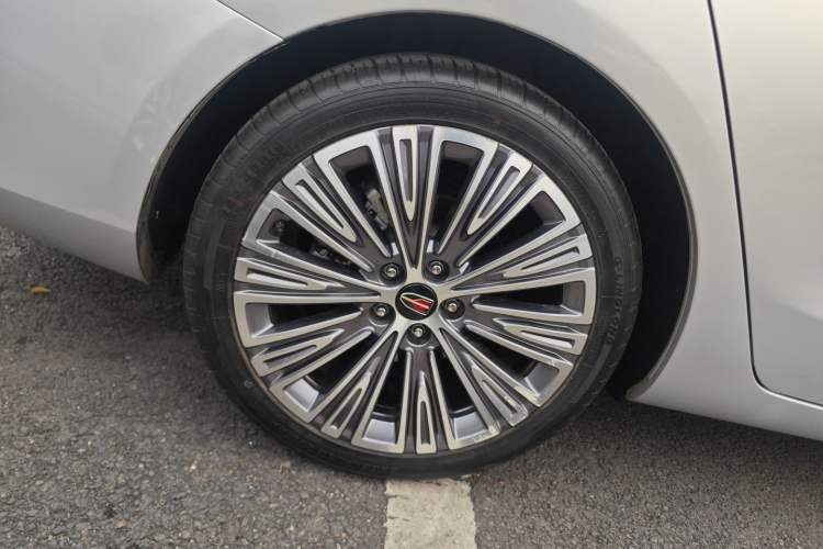 Used Hongqi H5 2022 Classic Model Facelift 1.5T DCT Qiyun Edition Right Rear Wheel Hub