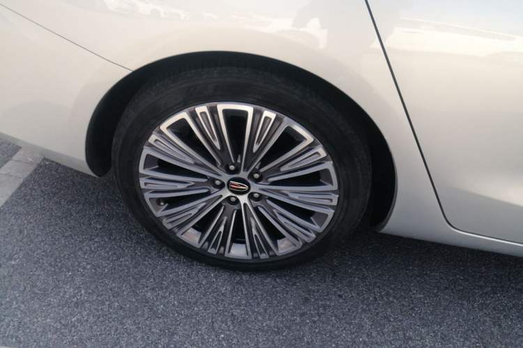 Used Hongqi H5 2022 Classic Model Facelift 1.5T DCT Qiyun Edition Right Rear Wheel Hub