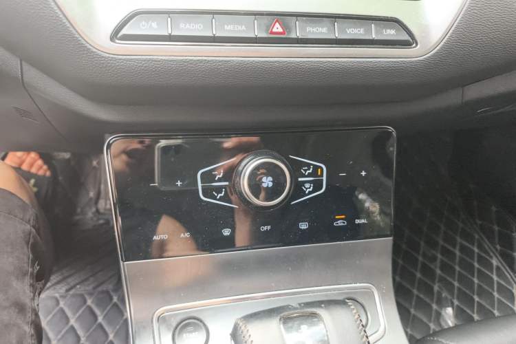 Used Hongqi H5 2022 Classic Model 1.5T DCT Flagship Edition Audio And AC Panel