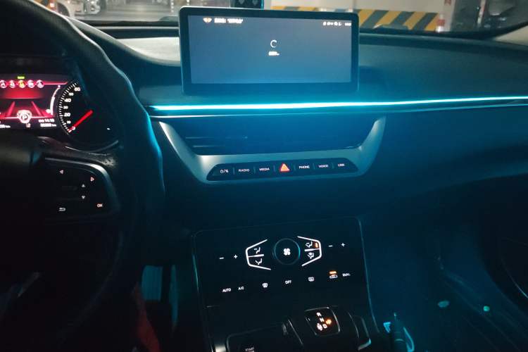 Used Hongqi H5 2022 Classic Model Facelift 1.8T Automatic Smart Connect Flagship Edition Audio And AC Panel