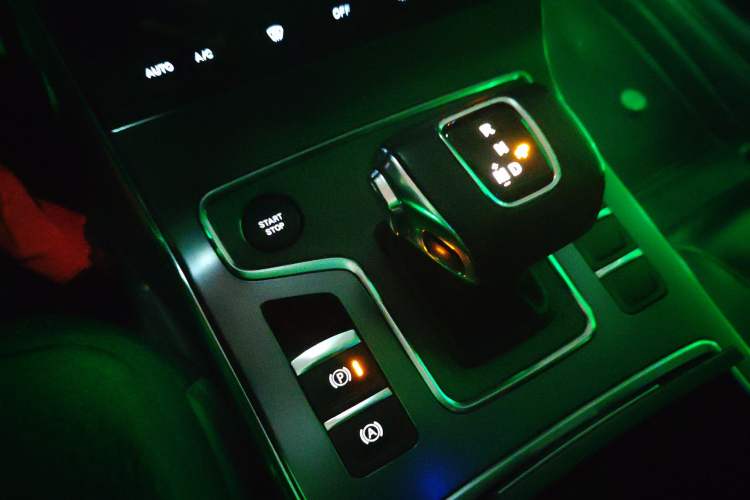 Used Hongqi H5 2022 Classic Model Facelift 1.8T Automatic Smart Connect Flagship Edition Gear Lever