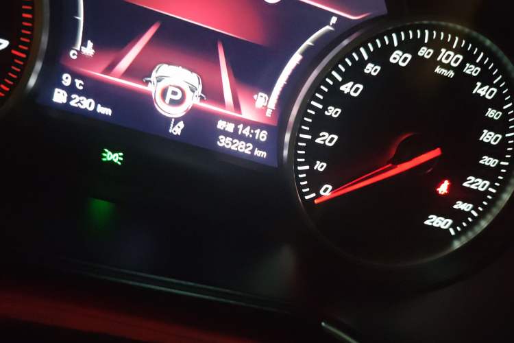 Used Hongqi H5 2022 Classic Model Facelift 1.8T Automatic Smart Connect Flagship Edition Odometer Close Up
