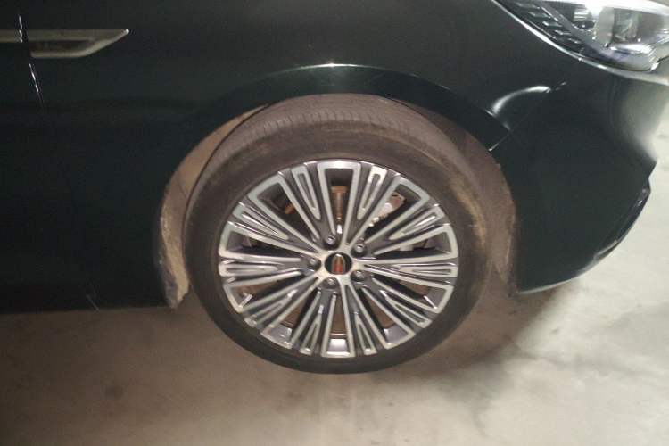 Used Hongqi H5 2022 Classic Model Facelift 1.8T Automatic Smart Connect Flagship Edition Right Front Wheel Hub