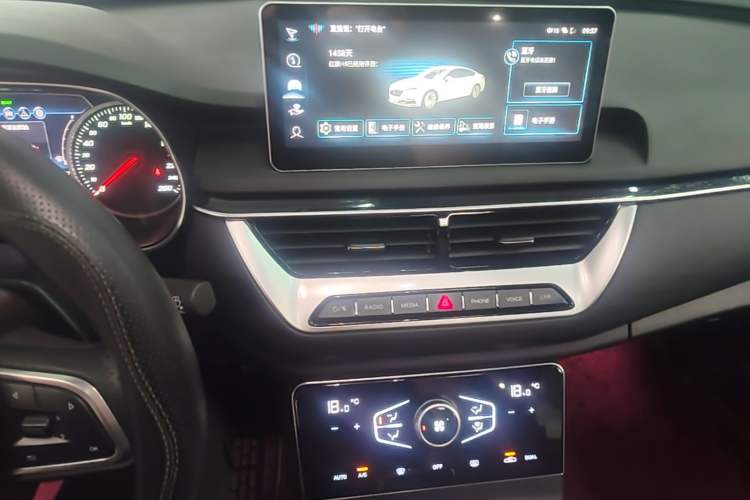 Used Hongqi H5 2022 Classic Model 1.8T Automatic Smart Connect Flagship Edition Audio And AC Panel