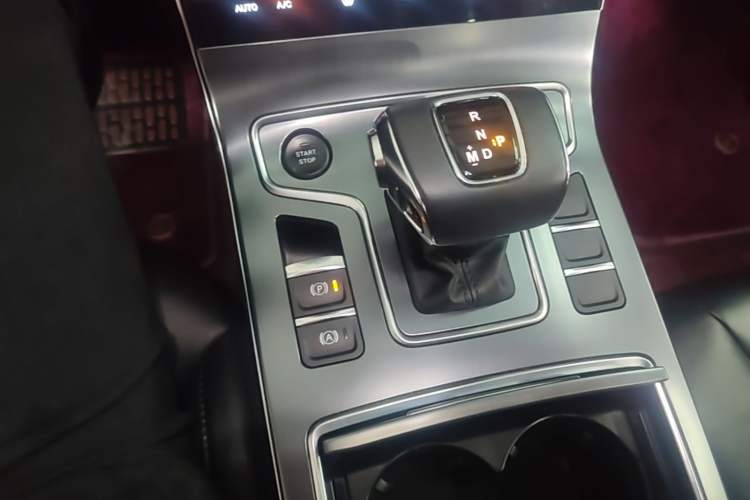 Used Hongqi H5 2022 Classic Model 1.8T Automatic Smart Connect Flagship Edition Gear Lever