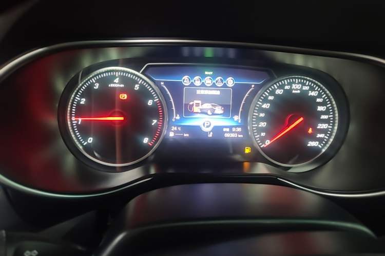 Used Hongqi H5 2022 Classic Model 1.8T Automatic Smart Connect Flagship Edition Instrument Cluster