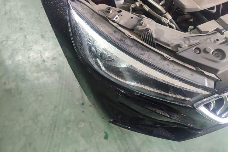 Used Hongqi H5 2022 Classic Model 1.8T Automatic Smart Connect Flagship Edition Right Front Headlight