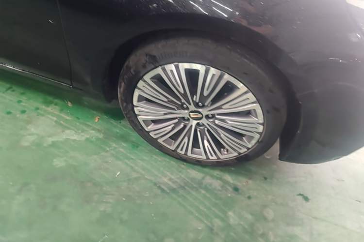 Used Hongqi H5 2022 Classic Model 1.8T Automatic Smart Connect Flagship Edition Right Front Wheel Hub