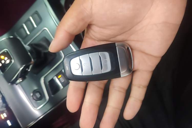 Used Hongqi H5 2022 Classic Model 1.8T Automatic Smart Connect Flagship Edition Vehicle Key
