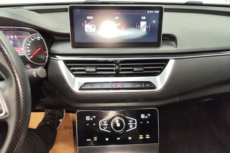 Used Hongqi H5 2022 Classic Model 1.5T DCT Flagship Edition Audio And AC Panel