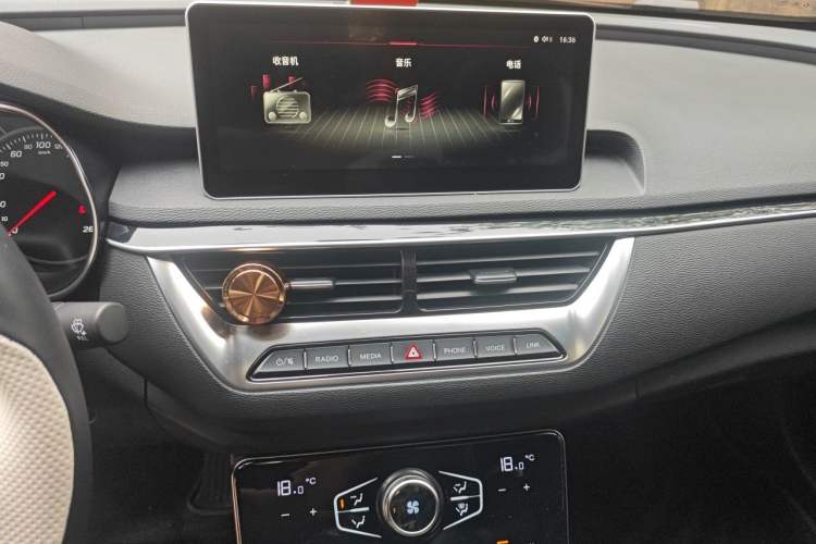 Used Hongqi H5 2022 Classic Model Facelift 1.5T DCT Qiyun Edition Audio And AC Panel