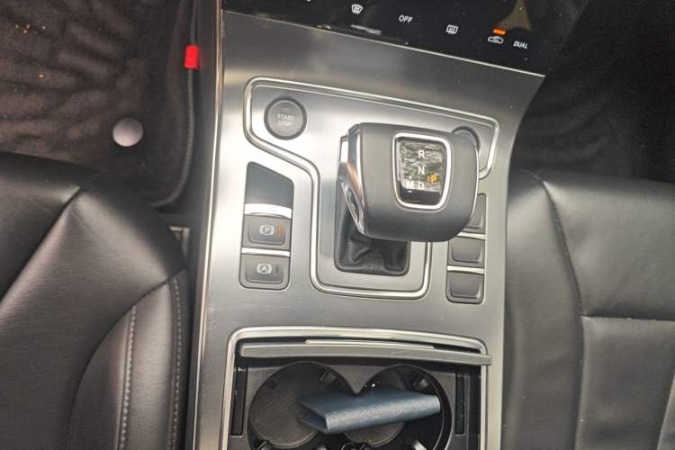 Used Hongqi H5 2022 Classic Model Facelift 1.5T DCT Qiyun Edition Gear Lever