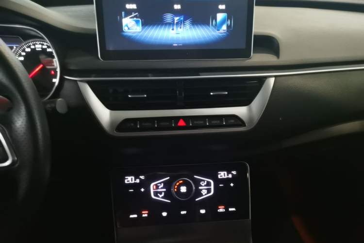 Used Hongqi H5 2022 Classic Model Facelift 1.5T DCT Qiyun Edition Audio And AC Panel