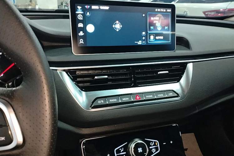 Used Hongqi H5 2022 Classic Model Facelift 1.8T Automatic Smart Connect Flagship Edition Audio And AC Panel