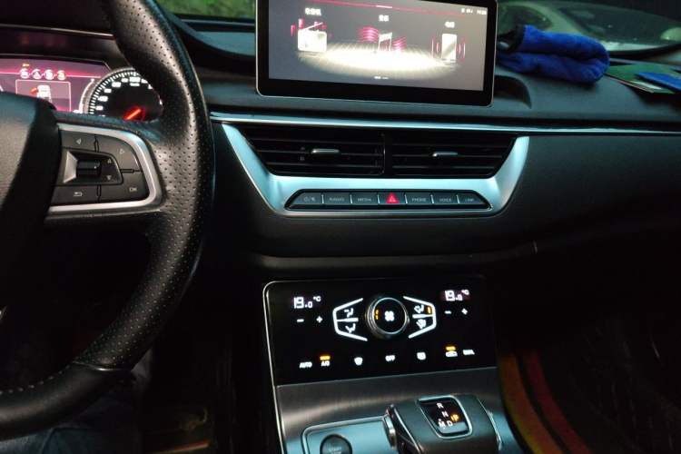 Used Hongqi H5 2022 Classic Model Facelift 1.5T DCT Qiyun Edition Audio And AC Panel