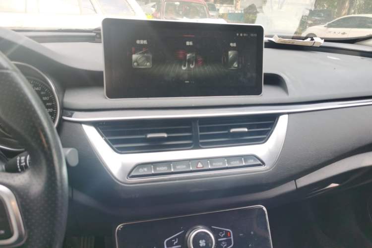 Used Hongqi H5 2022 Classic Model 1.5T DCT Flagship Edition Audio And AC Panel