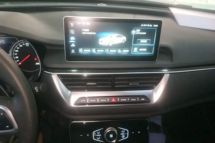 Used Hongqi H5 2022 Classic Model Facelift 1.8T Automatic Smart Connect Flagship Edition Audio And AC Panel
