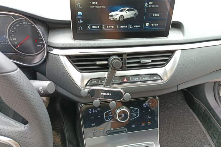 Used Hongqi H5 2022 Classic Model Facelift 1.8T Automatic Smart Connect Flagship Edition Audio And AC Panel