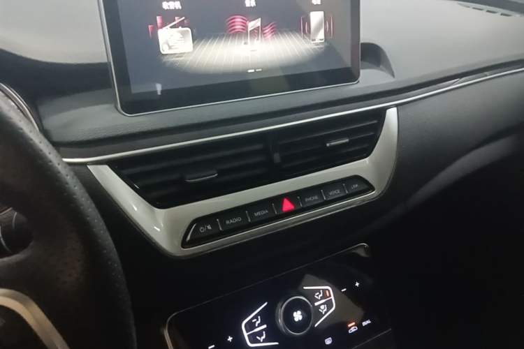 Used Hongqi H5 2022 Classic Model Facelift 1.5T DCT Qiyun Edition Audio And AC Panel