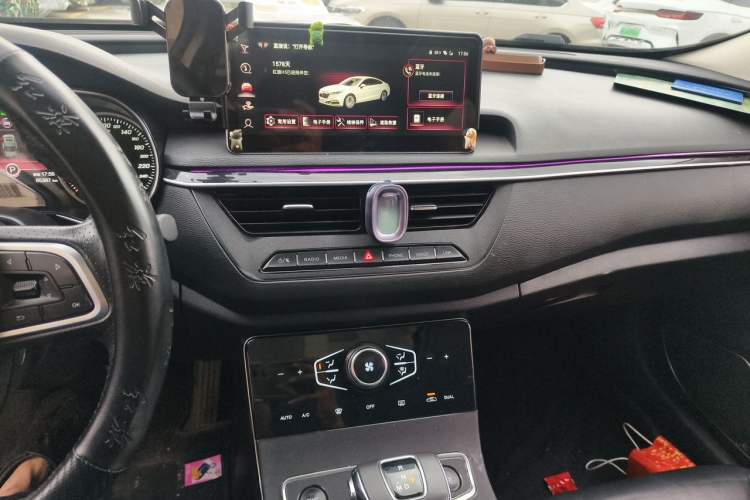 Used Hongqi H5 2022 Classic Model 1.8T Automatic Smart Connect Flagship Edition Audio And AC Panel