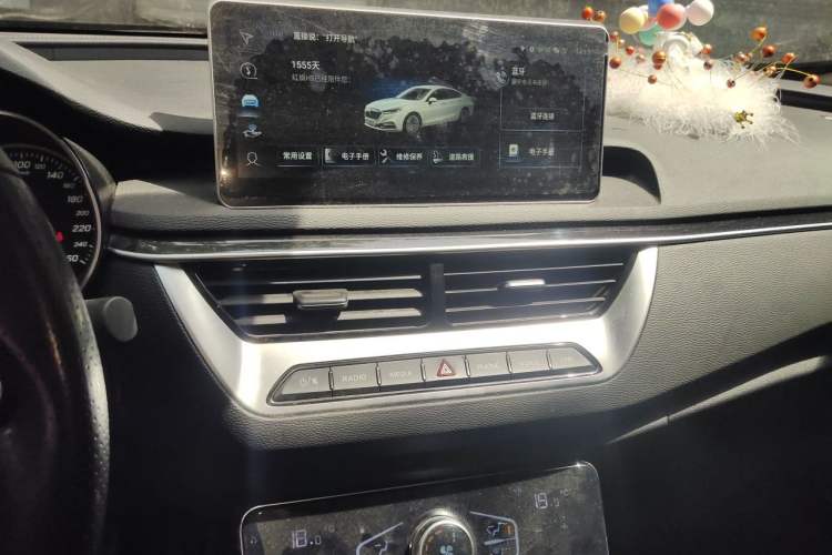Used Hongqi H5 2022 Classic Model Facelift 1.8T Automatic Smart Connect Flagship Edition Audio And AC Panel