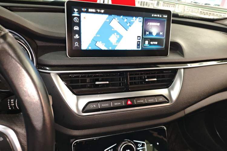 Used Hongqi H5 2022 Classic Model Facelift 1.8T Automatic Smart Connect Flagship Edition Audio And AC Panel